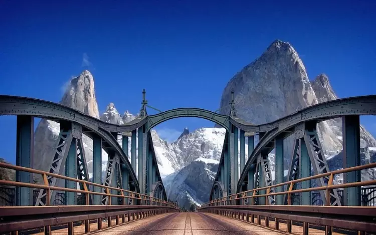 puente con montaña